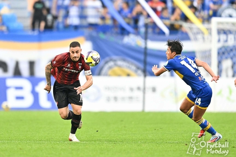 하나은행 K리그2 2025’ 29라운드 충남 아산과의 경기에서 뛰는 부천FC 바사니 ⓒ부천FC 1995 공식 SNS