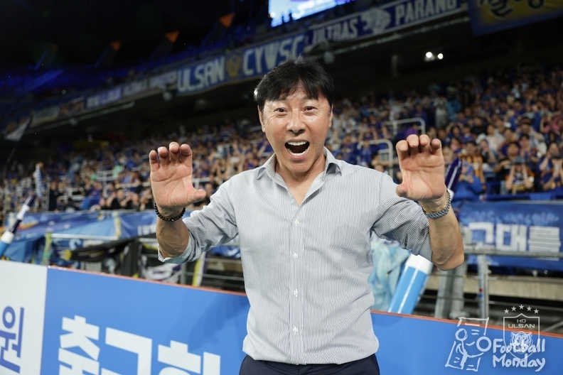 17일 울산문수축구경기장에서 청두 룽청 상대로 승리한 울산 HD FC 신태용 감독 ⓒ 울산 HD FC 공식 SNS