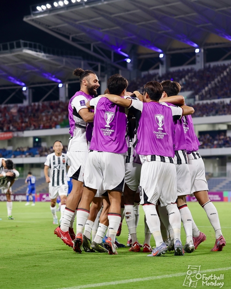 16일 일본 마치다 애슬레틱 스타디움에서 마치다 젤비아와의 경기에서 득점 후 모인 FC서울 선수들 ⓒFC서울 공식 SNS