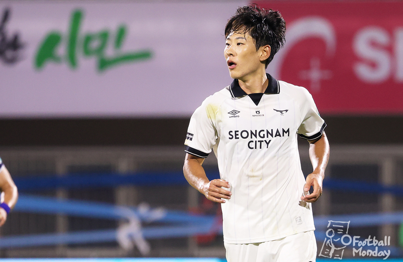 28일 오후 7시 김포 솔터축구장에서 열린 김포FC와의 원정 경기에서 선발출전한 성남FC 의 이정빈 ⓒ 성남FC