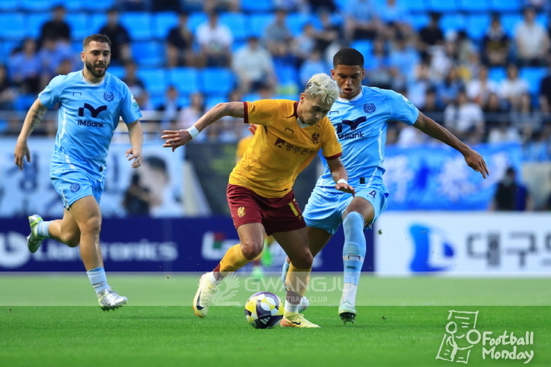 6월 1일 대구iM뱅크파크에서 펼쳐진 대구FC와 광주FC의 경기에서 경합하는 양 팀 선수ⓒ광주FC