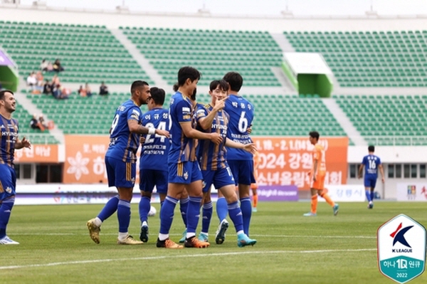 2:1 역전골을 터뜨린 엄원살의 셀레브레이션 ⓒ연합뉴스=한국프로축구연맹 제공 2:1 역전골을 터뜨린 엄원살의 셀레브레이션 ⓒ연합뉴스=한국프로축구연맹 제공