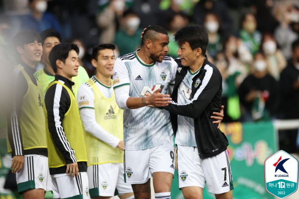 첫 골의 기쁨을 나누는 전북 현대의 구스타보와 한교원. ⓒ연합뉴스=한국프로축구연맹 제공 첫 골의 기쁨을 나누는 전북 현대의 구스타보와 한교원. ⓒ연합뉴스=한국프로축구연맹 제공
