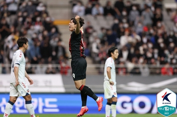 FC서울이 8일 수원FC에 3:1로 승리했다. 사진은 서울의 두 번째 골을 넣은 김신진. ⓒ연합뉴스=한국프로축구연맹 제공 FC서울이 8일 수원FC에 3:1로 승리했다. 사진은 서울의 두 번째 골을 넣은 김신진. ⓒ연합뉴스=한국프로축구연맹 제공