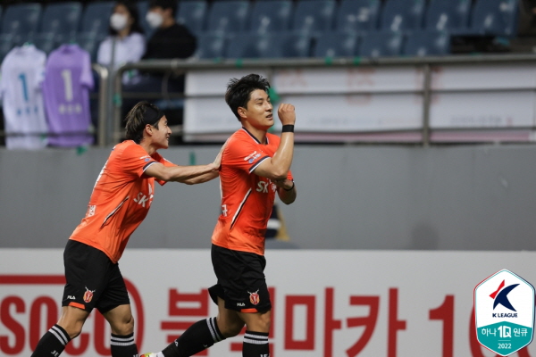 골 셀레브레이션 하는 주민규와 안현범(우측부터) ⓒ연합뉴스=한국프로축구연맹 제공 골 셀레브레이션 하는 주민규와 안현범(우측부터) ⓒ연합뉴스=한국프로축구연맹 제공