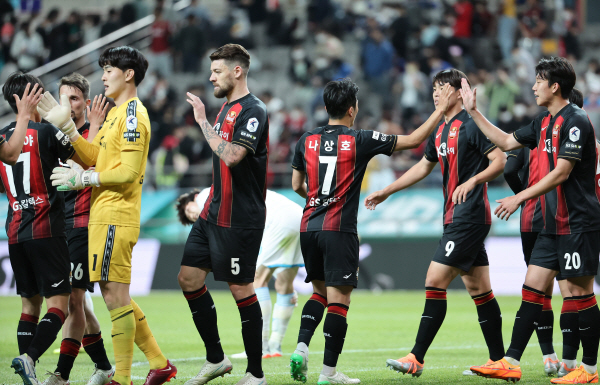 FC서울이 15일 포항 스틸러스를 상대로 나상호의 결승골로 무패행진을 이어가며 6위로 도약했다. ⓒ연합뉴스 FC서울이 15일 포항 스틸러스를 상대로 나상호의 결승골로 무패행진을 이어가며 6위로 도약했다. ⓒ연합뉴스