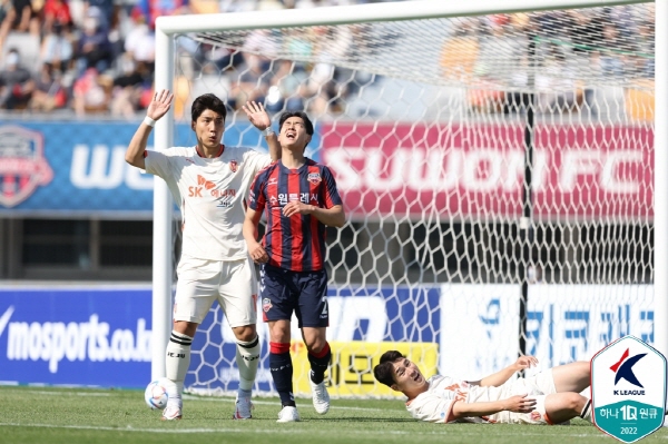 제주 유나이티드가 수원 원정서 대역전극을 거두며 단독 2위로 뛰어올랐다. 사진은 동점골을 넣은 제주 주민규(맨 왼쪽). ⓒ연합뉴스=한국프로축구연맹 제공 제주 유나이티드가 수원 원정서 대역전극을 거두며 단독 2위로 뛰어올랐다. 사진은 동점골을 넣은 제주 주민규(맨 왼쪽). ⓒ연합뉴스=한국프로축구연맹 제공