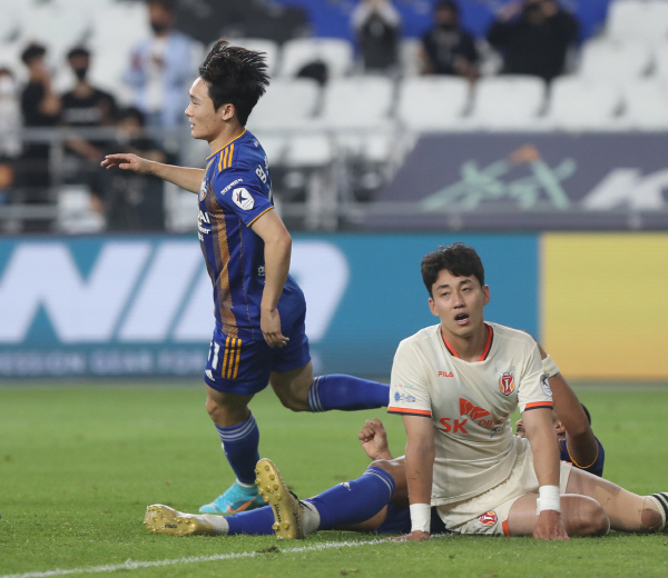 결승골을 터뜨린 엄원상(좌) ⓒ연합뉴스 결승골을 터뜨린 엄원상(좌) ⓒ연합뉴스