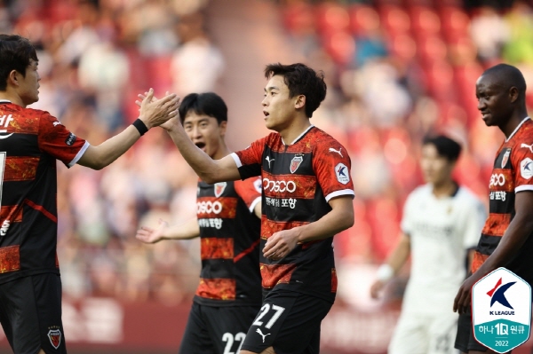 득점 후 축하받는 정재희(27번) ⓒ연합뉴스=한국프로축구연맹 제공 득점 후 축하받는 정재희(27번) ⓒ연합뉴스=한국프로축구연맹 제공