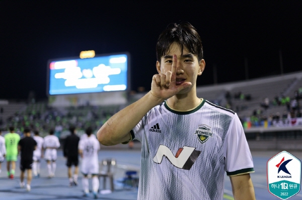 수원 FC의 자책골을 이끌어 낸 중거리 슈팅을 날린 전북 김진규 ⓒ연합뉴스 수원 FC의 자책골을 이끌어 낸 중거리 슈팅을 날린 전북 김진규 ⓒ연합뉴스