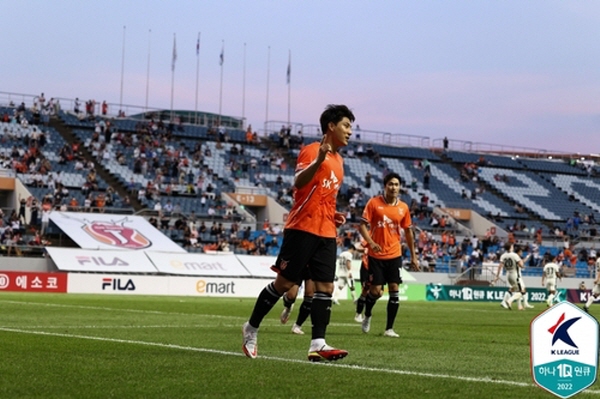 패널티 킥(PK) 결승골을 기록한 주민규(왼쪽) ©연합뉴스=한국프로축구연맹 패널티 킥(PK) 결승골을 기록한 주민규(왼쪽) ©연합뉴스=한국프로축구연맹