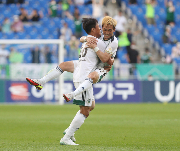 2골을 터뜨린 쿠니모토(오른쪽)와 함께 기뻐하는 홍정호(좌) ©연합뉴스=한국프로축구연맹 2골을 터뜨린 쿠니모토(오른쪽)와 함께 기뻐하는 홍정호(좌) ©연합뉴스=한국프로축구연맹