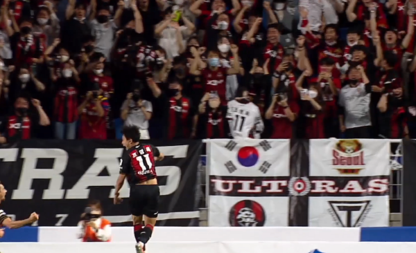 FC서울이 19일 수원 삼성 블루윙즈를 1:0으로 꺾고 슈퍼매치 연승을 이어갔다. 사진은 결승골을 넣은 조영욱. ⓒ팀트웰브=K리그 영상 캡처 FC서울이 19일 수원 삼성 블루윙즈를 1:0으로 꺾고 슈퍼매치 연승을 이어갔다. 사진은 결승골을 넣은 조영욱. ⓒ팀트웰브=K리그 영상 캡처