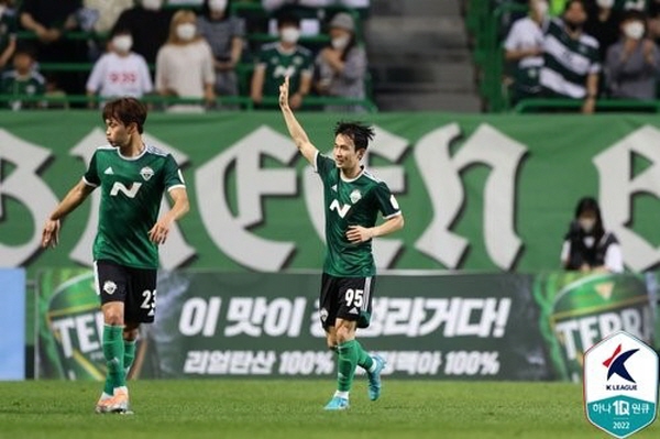 결승골을 터뜨린 김문환(오른쪽) ©연합뉴스=한국프로축구연맹 결승골을 터뜨린 김문환(오른쪽) ©연합뉴스=한국프로축구연맹