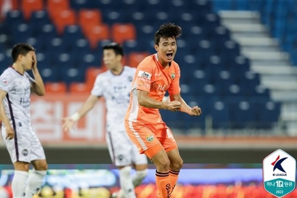 선제골을 기록하고 기뻐하는 강원 양현준(오른쪽) ©연합뉴스=한국프로축구연맹 선제골을 기록하고 기뻐하는 강원 양현준(오른쪽) ©연합뉴스=한국프로축구연맹