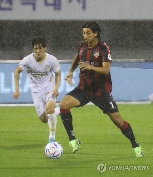 드리블 하는 수원 FC 김현(오른쪽) ©연합뉴스=한국프로축구연맹 드리블 하는 수원 FC 김현(오른쪽) ©연합뉴스=한국프로축구연맹