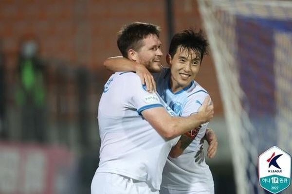 결승골을 기록한 그랜트(좌)와 축하해주는 신진호(우) ©연합뉴스=한국프로축구연맹 결승골을 기록한 그랜트(좌)와 축하해주는 신진호(우) ©연합뉴스=한국프로축구연맹