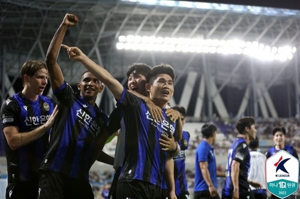 후반 추가시간 결승골을 터뜨린 김도혁(왼쪽에서 4번째) ⓒ연합뉴스=한국프로축구연맹 후반 추가시간 결승골을 터뜨린 김도혁(왼쪽에서 4번째) ⓒ연합뉴스=한국프로축구연맹