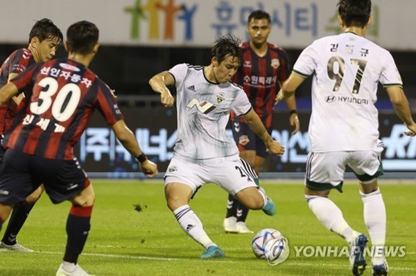 전북 현대가 10일 수원종합운동장에서 열린 리그 24라운드 수원FC와의 경기에서 송민규의 결승골로 1:0으로 승리했다. ⓒ연합뉴스 전북 현대가 10일 수원종합운동장에서 열린 리그 24라운드 수원FC와의 경기에서 송민규의 결승골로 1:0으로 승리했다. ⓒ연합뉴스