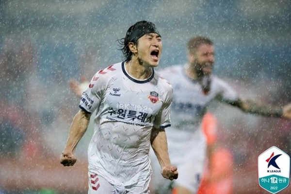 수원 FC가 28R 경기에서 강원을 3:2로 꺾었다. 사진은 결승골을 기록한 박민규(좌) ©연햡뉴스=한국프로축구연맹 제공 수원 FC가 28R 경기에서 강원을 3:2로 꺾었다. 사진은 결승골을 기록한 박민규(좌) ©연햡뉴스=한국프로축구연맹 제공
