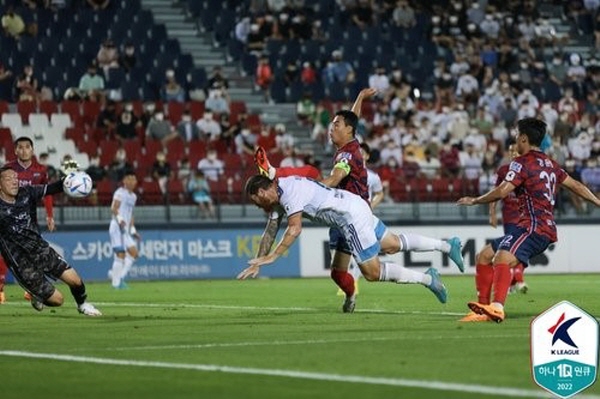 울산이 24R 순연경기에서 김천을 2:1로 꺾었다. 사진은 선제 헤더골을 터뜨리고 있는 마틴 아담 ©연합뉴스=한국프로축구연맹 제공 울산이 24R 순연경기에서 김천을 2:1로 꺾었다. 사진은 선제 헤더골을 터뜨리고 있는 마틴 아담 ©연합뉴스=한국프로축구연맹 제공