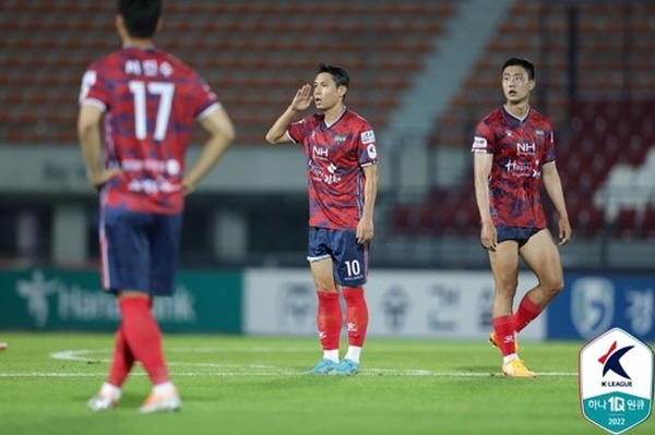 전역 후 수원으로 복귀하는 명준재(가운데) ©연합뉴스=한국프로축구연맹 제공 전역 후 수원으로 복귀하는 명준재(가운데) ©연합뉴스=한국프로축구연맹 제공