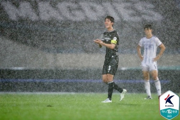 4일 폭우속에 진행된 '하나원큐 K리그1 2022' 성남 FC와 울산 현대의 경기에서 성남은 2:0으로 승리했다. 선제 결승골을 터뜨린 김민혁(좌)이 선수들을 독려하고 있다. ©연합뉴스=한국프로축구연맹 제공 4일 폭우속에 진행된 '하나원큐 K리그1 2022' 성남 FC와 울산 현대의 경기에서 성남은 2:0으로 승리했다. 선제 결승골을 터뜨린 김민혁(좌)이 선수들을 독려하고 있다. ©연합뉴스=한국프로축구연맹 제공