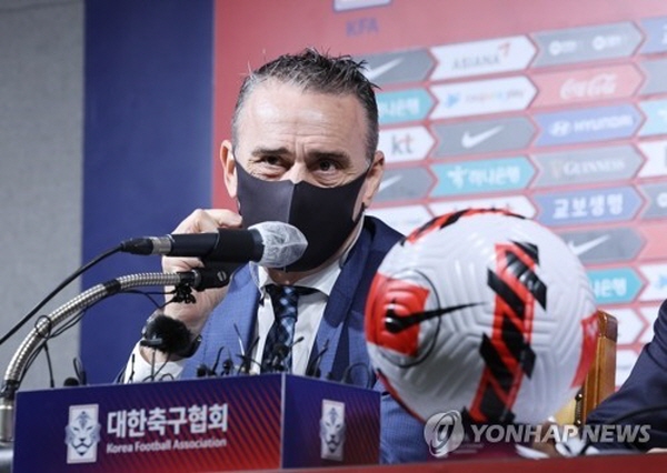 13일 발표된 한국 축구대표팀 9월 A매치 소집 명단에 K리거는 6개팀 소속 총 14명이 발탁됐다. 사진은 파울루 벤투 국가대표팀 감독. ⓒ연합뉴스 13일 발표된 한국 축구대표팀 9월 A매치 소집 명단에 K리거는 6개팀 소속 총 14명이 발탁됐다. 사진은 파울루 벤투 국가대표팀 감독. ⓒ연합뉴스