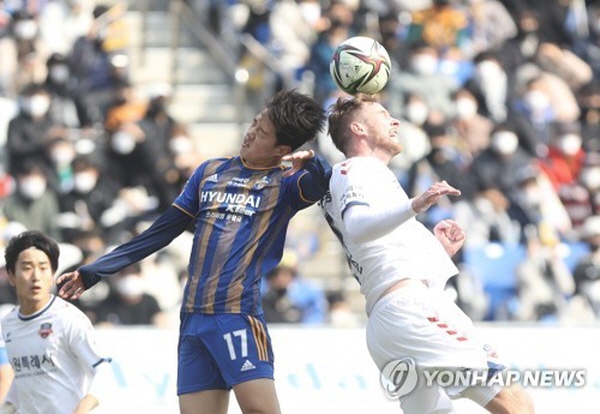 공중볼을 경합하는 울산 김민준(가운데)와 수원 FC 잭슨(우) ©연합뉴스 제공