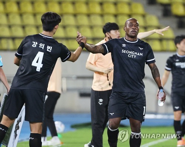성남의 1부 잔류는 아직까지 첩첩산중이다. 23R 수원 FC와의 경기에서 결승골을 기록한 팔라시오스(우) ©연합뉴스 제공 성남의 1부 잔류는 아직까지 첩첩산중이다. 23R 수원 FC와의 경기에서 결승골을 기록한 팔라시오스(우) ©연합뉴스 제공