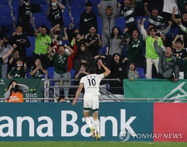 5일 열린 '2022 하나원큐 FA컵' 준결승 울산 현대와의 경기에서 결승골을 터뜨린 전북 조규성 ©연합뉴스 제공 5일 열린 '2022 하나원큐 FA컵' 준결승 울산 현대와의 경기에서 결승골을 터뜨린 전북 조규성 ©연합뉴스 제공