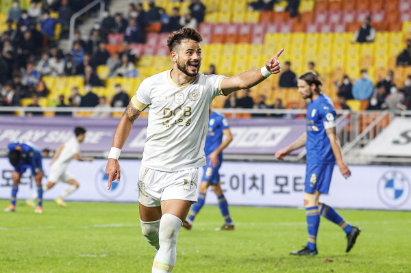 지난 36R 수원전에서 결승골을 터뜨려 팀의 2:1 승리를 견인한 대구 세징야 ©대구 FC 제공 지난 36R 수원전에서 결승골을 터뜨려 팀의 2:1 승리를 견인한 대구 세징야 ©대구 FC 제공