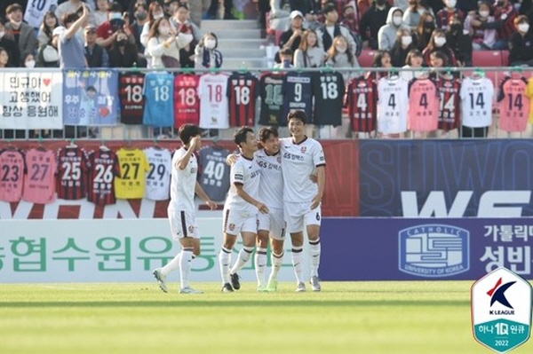 22일 열린 '하나원큐 K리그1 2022' 38R 수원 FC와 FC 서울의 경기에서 결승골을 터뜨린 나상호(왼쪽 두번째) ©연합뉴스=한국프로축구연맹 제공 22일 열린 '하나원큐 K리그1 2022' 38R 수원 FC와 FC 서울의 경기에서 결승골을 터뜨린 나상호(왼쪽 두번째) ©연합뉴스=한국프로축구연맹 제공