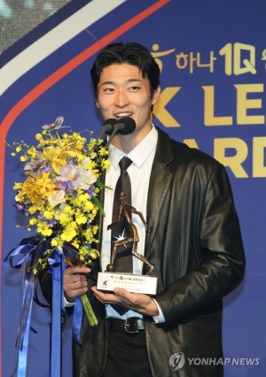24일 열린 '하나원큐 K리그1 2022' 시상식에서 득점왕과 베스트 11 공격수 부분을 수상한 조규성 ©연합뉴스 24일 열린 '하나원큐 K리그1 2022' 시상식에서 득점왕과 베스트 11 공격수 부분을 수상한 조규성 ©연합뉴스