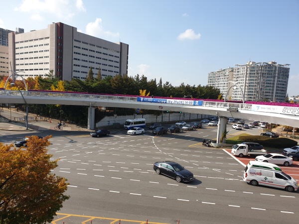29일 수원 월드컵경기장 앞 육교에 걸려져 있는 승강 플레이오프 2차전 경기 현수막 ©풋볼먼데이 29일 수원 월드컵경기장 앞 육교에 걸려져 있는 승강 플레이오프 2차전 경기 현수막 ©풋볼먼데이