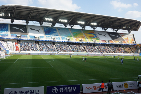 현장 판매 창구에서 매진된 E석에 가득찬 관중들 ©풋볼먼데이 현장 판매 창구에서 매진된 E석에 가득찬 관중들 ©풋볼먼데이
