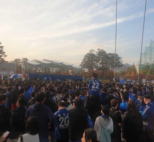 경기 후 경기장 밖에서 카니발을 즐기는 수원의 팬들 ©풋볼먼데이 경기 후 경기장 밖에서 카니발을 즐기는 수원의 팬들 ©풋볼먼데이