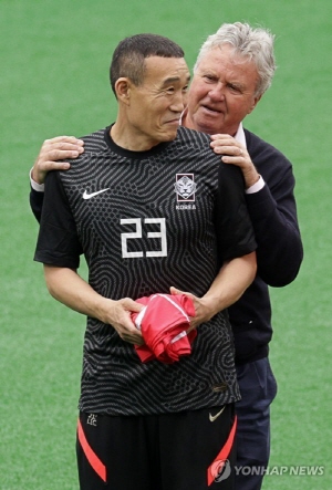 지난 6월 5일 '레전드 월드컵 올스타전'에서 히딩크 감독(오른쪽)과 조우한 최은성(왼쪽) ©연합뉴스 지난 6월 5일 '레전드 월드컵 올스타전'에서 히딩크 감독(오른쪽)과 조우한 최은성(왼쪽) ©연합뉴스