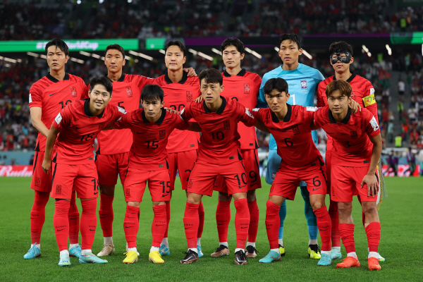 3일 펼쳐진 '2022 FIFA 카타르월드컵' 포르투갈과의 조별예선 2차전 경기에 앞서 팀 포토를 촬영하고 있는 대한민국 대표팀 ©연합뉴스 3일 펼쳐진 '2022 FIFA 카타르월드컵' 포르투갈과의 조별예선 2차전 경기에 앞서 팀 포토를 촬영하고 있는 대한민국 대표팀 ©연합뉴스