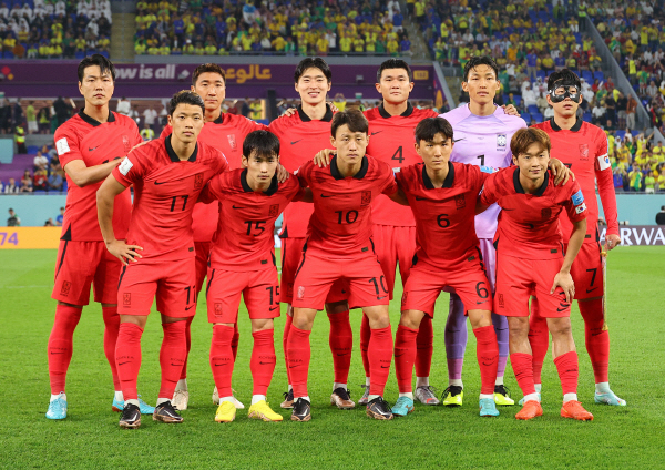 브라질과의 16강 경기 전 팀 포토를 찍고 있는 대한민국 축구대표팀 ©연합뉴스 브라질과의 16강 경기 전 팀 포토를 찍고 있는 대한민국 축구대표팀 ©연합뉴스