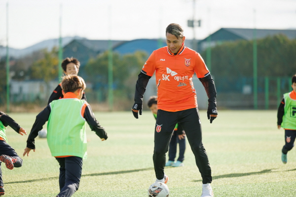 제주 U-12 유소년팀 훈련에 함께한 헤이스 ©제주 유나이티드 제공 제주 U-12 유소년팀 훈련에 함께한 헤이스 ©제주 유나이티드 제공