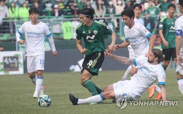 5일 오후 2시 전주월드컵경기장에서 열린 하나원큐 2023 K리그1 1라운드에서 전북 현대 모터스와 수원 삼성 블루윙즈가 1:1로 비겼다. ⓒ연합뉴스 5일 오후 2시 전주월드컵경기장에서 열린 하나원큐 2023 K리그1 1라운드에서 전북 현대 모터스와 수원 삼성 블루윙즈가 1:1로 비겼다. ⓒ연합뉴스
