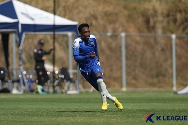 유니폼을 바꿔입고 제주와의 첫 만남을 앞두고 있는 제르소 ©연합뉴스=한국프로축구연맹 제공 유니폼을 바꿔입고 제주와의 첫 만남을 앞두고 있는 제르소 ©연합뉴스=한국프로축구연맹 제공
