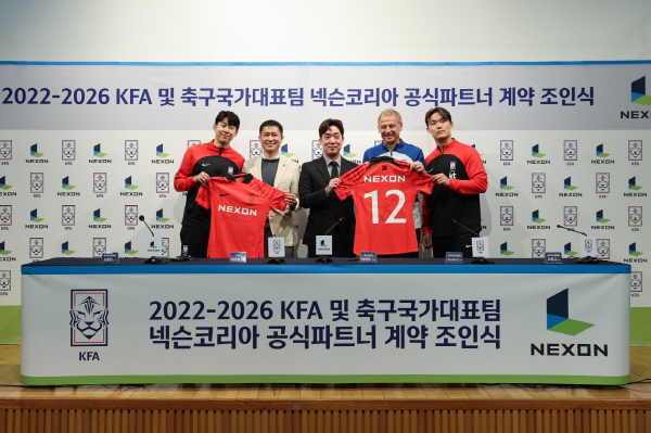 (왼쪽부터) 국가대표 손흥민 선수, 이영표 대한축구협회 부회장, 넥슨 박정무 그룹장, 위르겐 클린스만 국가대표팀 감독, 국가대표 오현규 선수. ⓒ넥슨 제공=대한축구협회 (왼쪽부터) 국가대표 손흥민 선수, 이영표 대한축구협회 부회장, 넥슨 박정무 그룹장, 위르겐 클린스만 국가대표팀 감독, 국가대표 오현규 선수. ⓒ넥슨 제공=대한축구협회