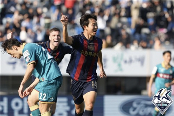 6라운드 대전 하나시티즌과의 경기에서 결승골을 터뜨린 수원 FC 윤빛가람(14번)과 멀티골을 기록한 라스(왼쪽 2번째) ©연합뉴스=한국프로축구연맹 6라운드 대전 하나시티즌과의 경기에서 결승골을 터뜨린 수원 FC 윤빛가람(14번)과 멀티골을 기록한 라스(왼쪽 2번째) ©연합뉴스=한국프로축구연맹