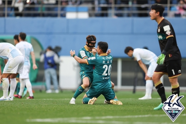 7R 울산을 이기고 기뻐하는 주세종(왼쪽)과 조유민(오른쪽) ©연합뉴스=한국프로축구연맹 제공 7R 울산을 이기고 기뻐하는 주세종(왼쪽)과 조유민(오른쪽) ©연합뉴스=한국프로축구연맹 제공