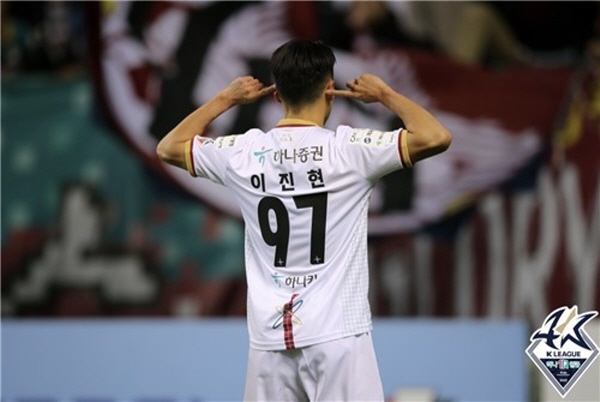 26일 9라운드 전북 현대와의 경기에서 코너킥으로 결승골을 기록한 대전 이진현 ©연합뉴스=한국프로축구연맹 제공 26일 9라운드 전북 현대와의 경기에서 코너킥으로 결승골을 기록한 대전 이진현 ©연합뉴스=한국프로축구연맹 제공