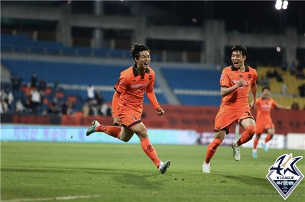 결승골을 넣은 후 포효하는 이웅희 ©연합뉴스=한국프로축구연맹 제공 결승골을 넣은 후 포효하는 이웅희 ©연합뉴스=한국프로축구연맹 제공