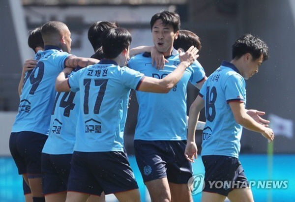 김진혁(오른쪽 2번째)의 득점을 축하해주는 대구 FC 선수들 ©연합뉴스=한국프로축구연맹 김진혁(오른쪽 2번째)의 득점을 축하해주는 대구 FC 선수들 ©연합뉴스=한국프로축구연맹