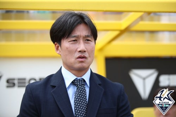 천적 울산에 맞서는 광주의 이정효 감독 ©연합뉴스=한국프로축구연맹 제공 천적 울산에 맞서는 광주의 이정효 감독 ©연합뉴스=한국프로축구연맹 제공
